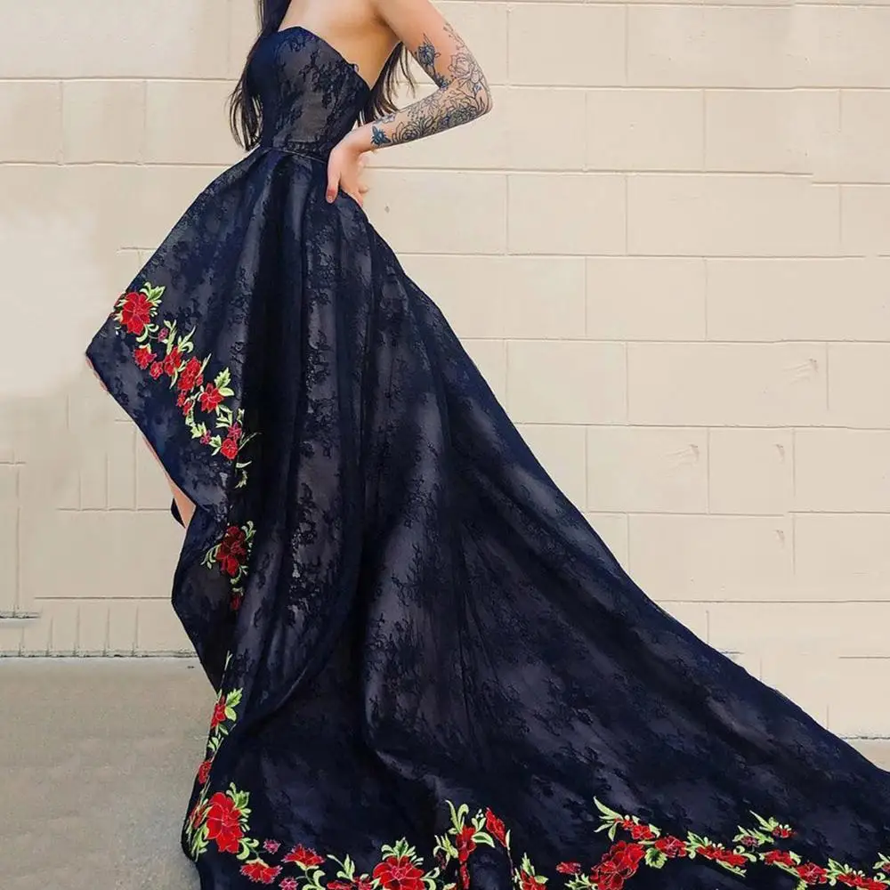 

Платье принцессы темно-синее кружевное для выпускного вечера без бретелек с вышивкой и аппликацией