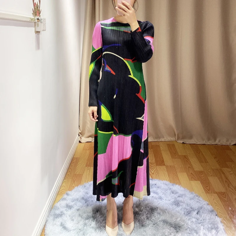 

Spring Miyake pleated dress fashion color matching temperament round neck thin large size long sleeve long section A-line dress