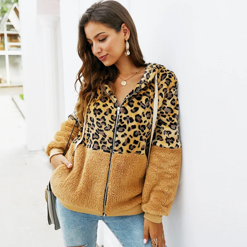 Леопардовое пальто из искусственного меха. Леопардовая куртка с капюшоном. Леопардовая куртка с капюшоном. Леопардовая куртка женская зима. Кофта с пятнами леопарда.