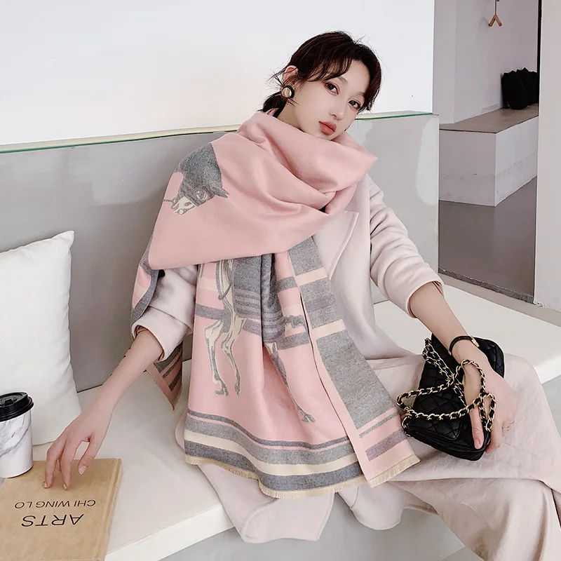 Baratos Bufanda de cachemir de invierno con estampado de animales para mujer 2019 nuevos chales cálidos gruesos y envoltorios de marca de diseñador caballo impreso Pashmina manta capa