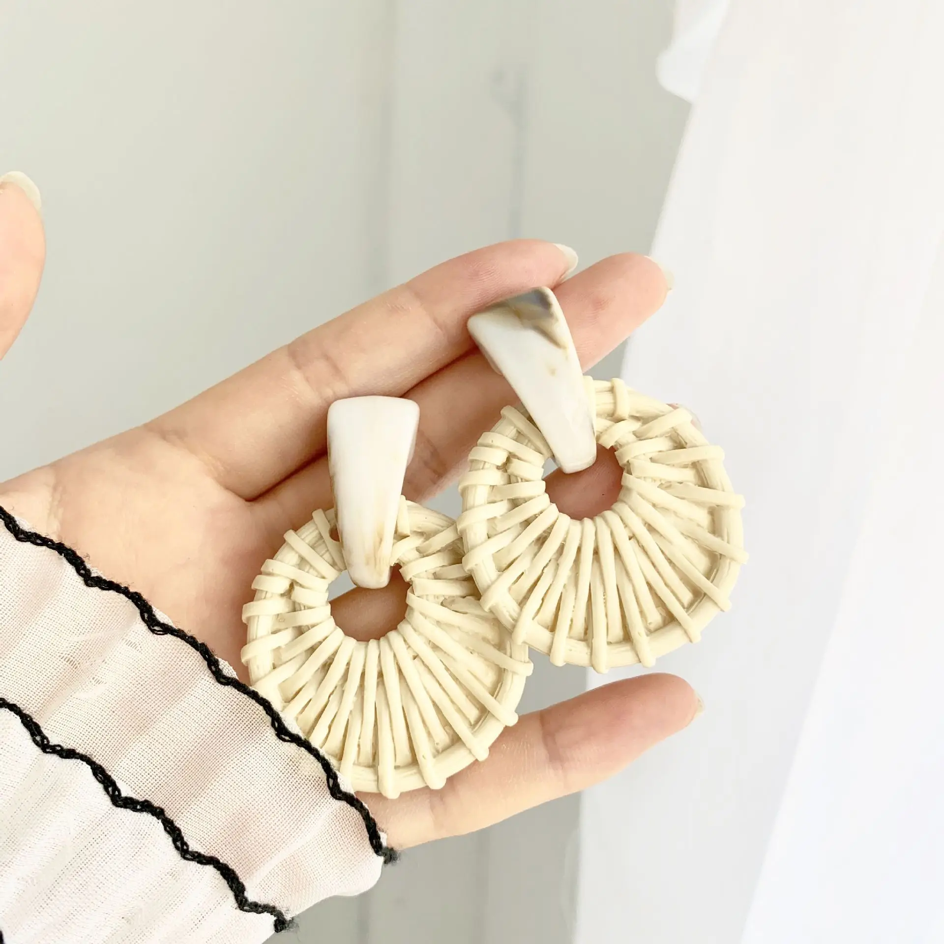 Корея Горячая дизайн имитация плетёная ротанговая круглая полые серьги акриловая смола сочетание серьги для женщин подарок - Окраска металла: bai