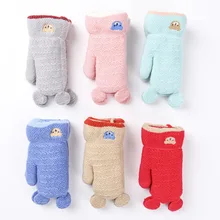 Детские перчатки с милыми ушками и медвежонком из мультфильма; зимние вязаные двухслойные уплотненные теплые уличные перчатки с лямкой на шее