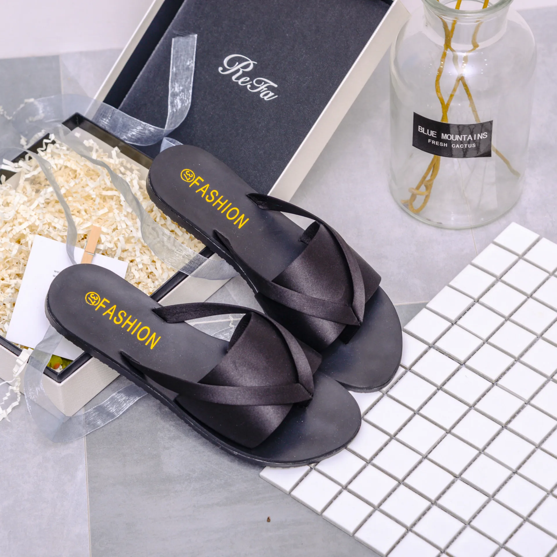 

2018 Summer Friends Xin-Style Silk Fabrics Breathable Slimming Split Toe Flat Casual Women's Slippers Sandals
