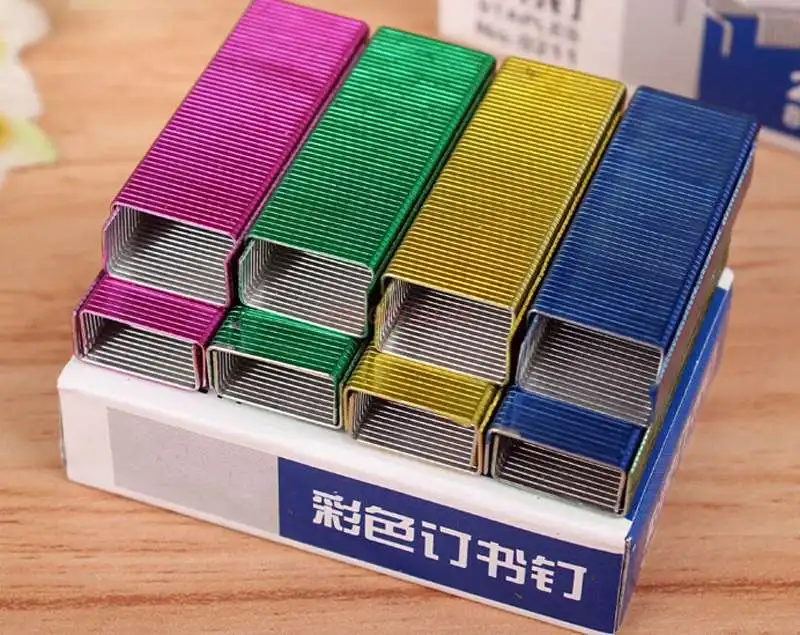 Цветные скобы 1,2 см x 0,6 см,