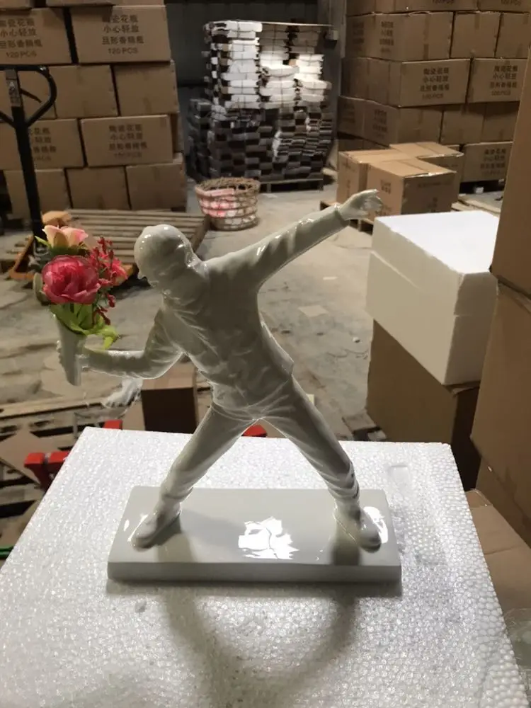 Banksy метание цветы художественные украшения бренд Миниатюрные модели белый и черный мальчик