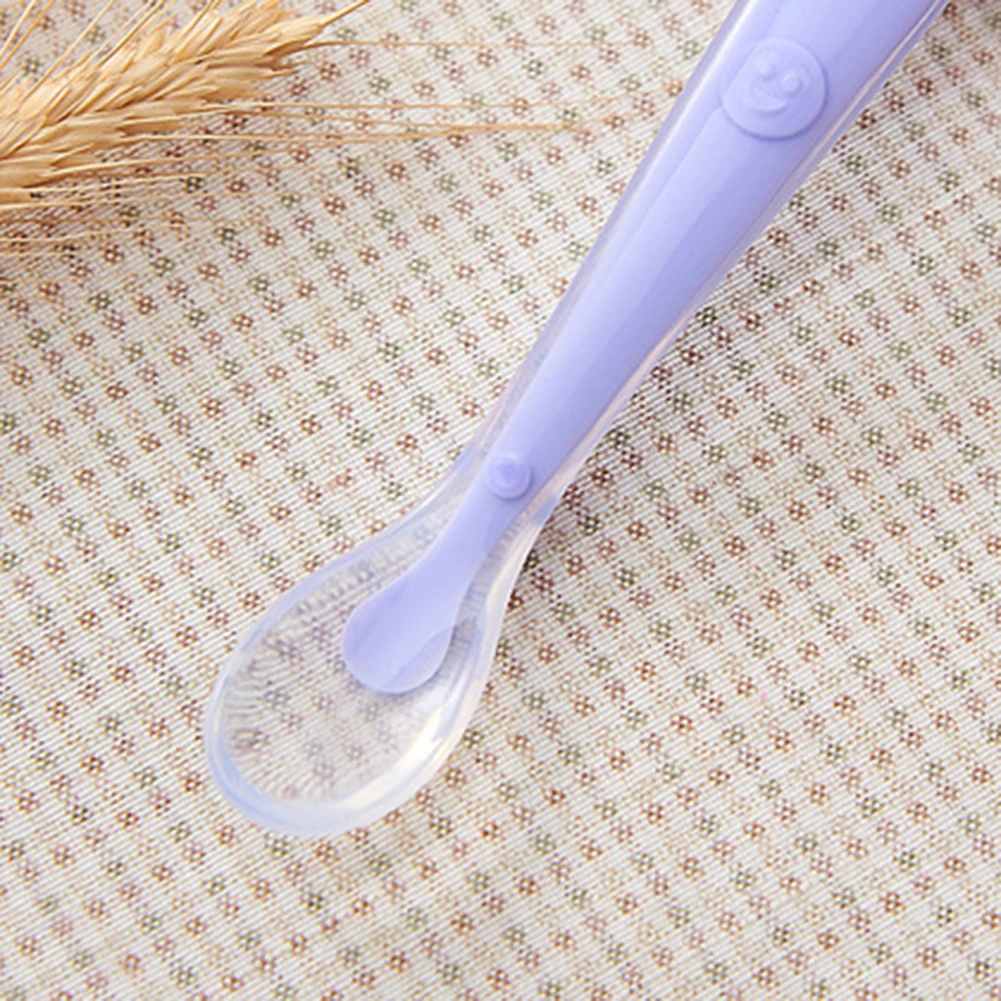 ложка для грудничков. ложка для кормления новорожденных. силиконовая ложка для кормления. младенец с ложкой. малыш с ложкой.