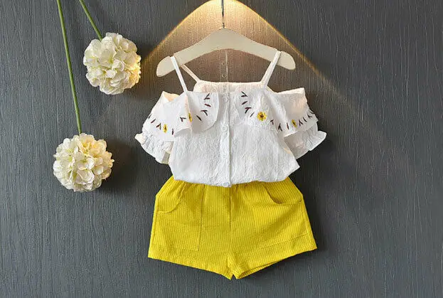 Imcute/комплект модной одежды для девочек; летняя одежда для малышей; белые топы с открытыми плечами и украшением в виде цветка+ хлопковые шорты брюки; наряды