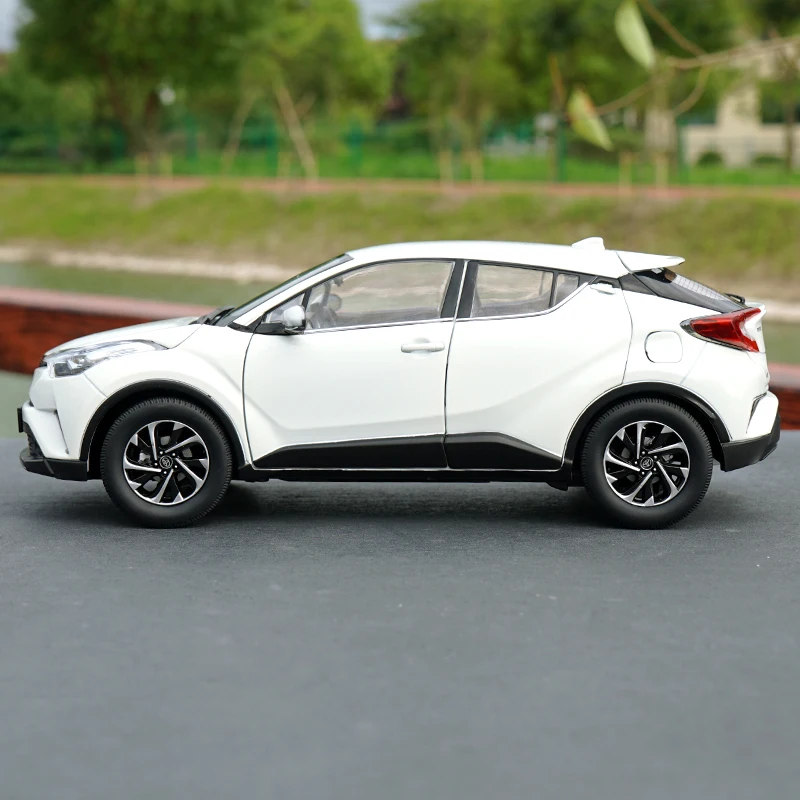 Оригинальная Заводская 1:18 TOYOTA IZOA литая модель с маленьким подарком