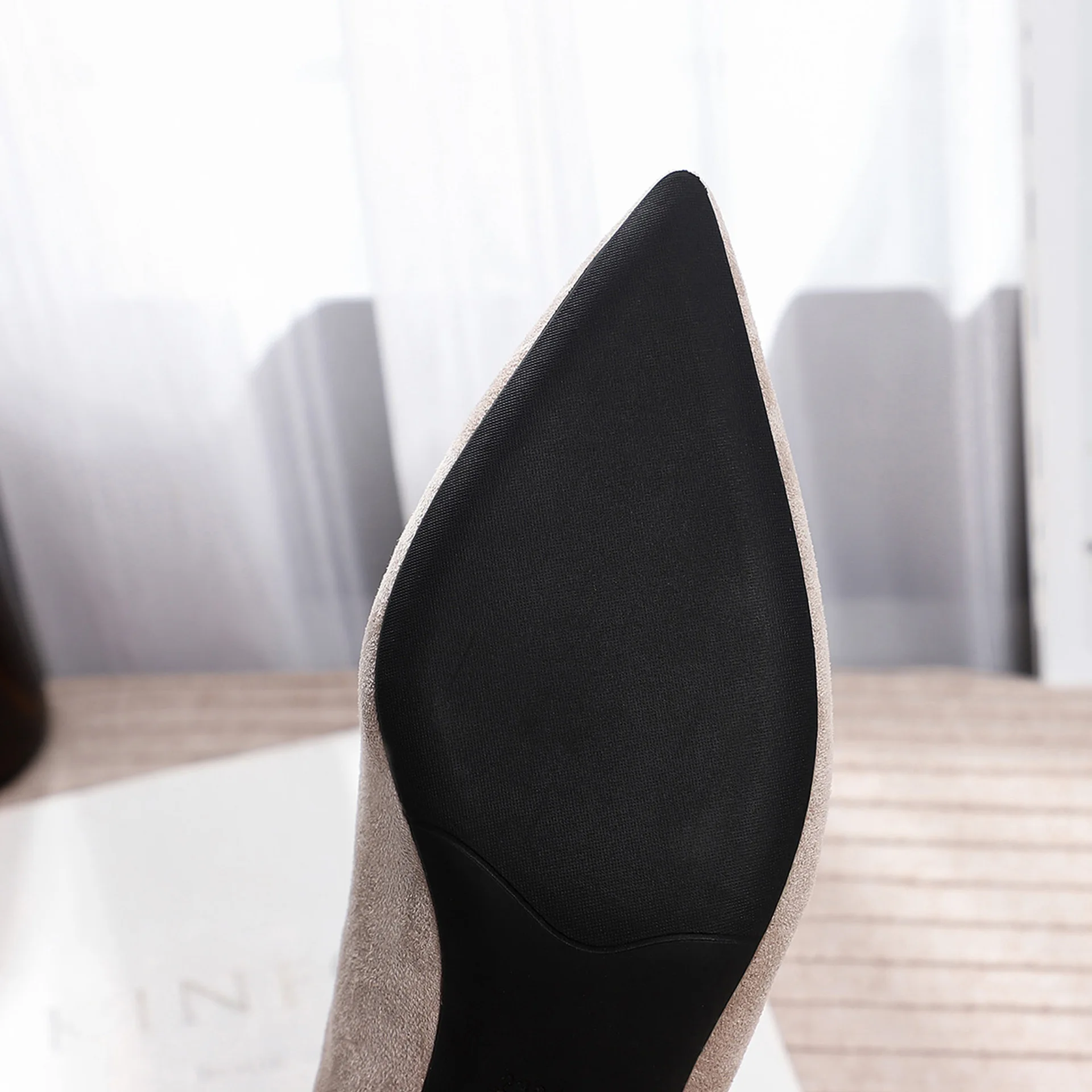 Женские ботинки г. Зимние однотонные ботинки без шнуровки из флока на невысоком каблуке 3,5 см, с острым носком, резиновые пикантные модельные ботинки размера плюс