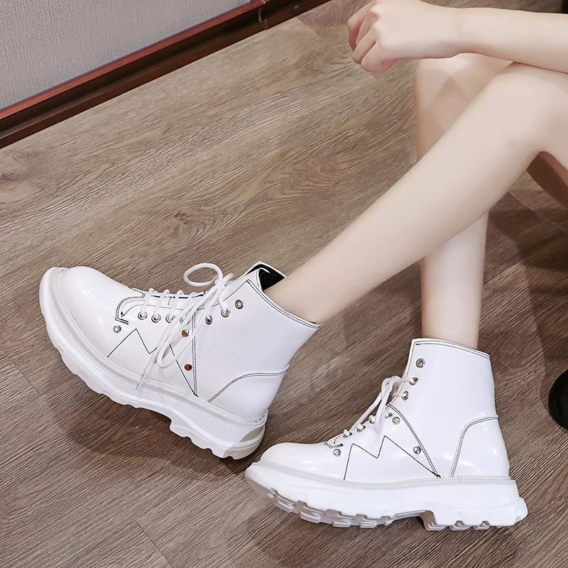 Черные белые ботинки Martens Женские ботильоны из лакированной кожи на платформе