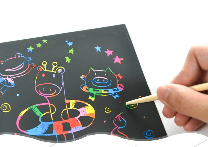 Kuinayouyi 50 Feuilles Enfants Scratch Art Papier Magique Bricolage Coloré Arc-en-Cartes à Gratter Ensemble Graffiti Pochoir pour Grattage Dessin Jouets 