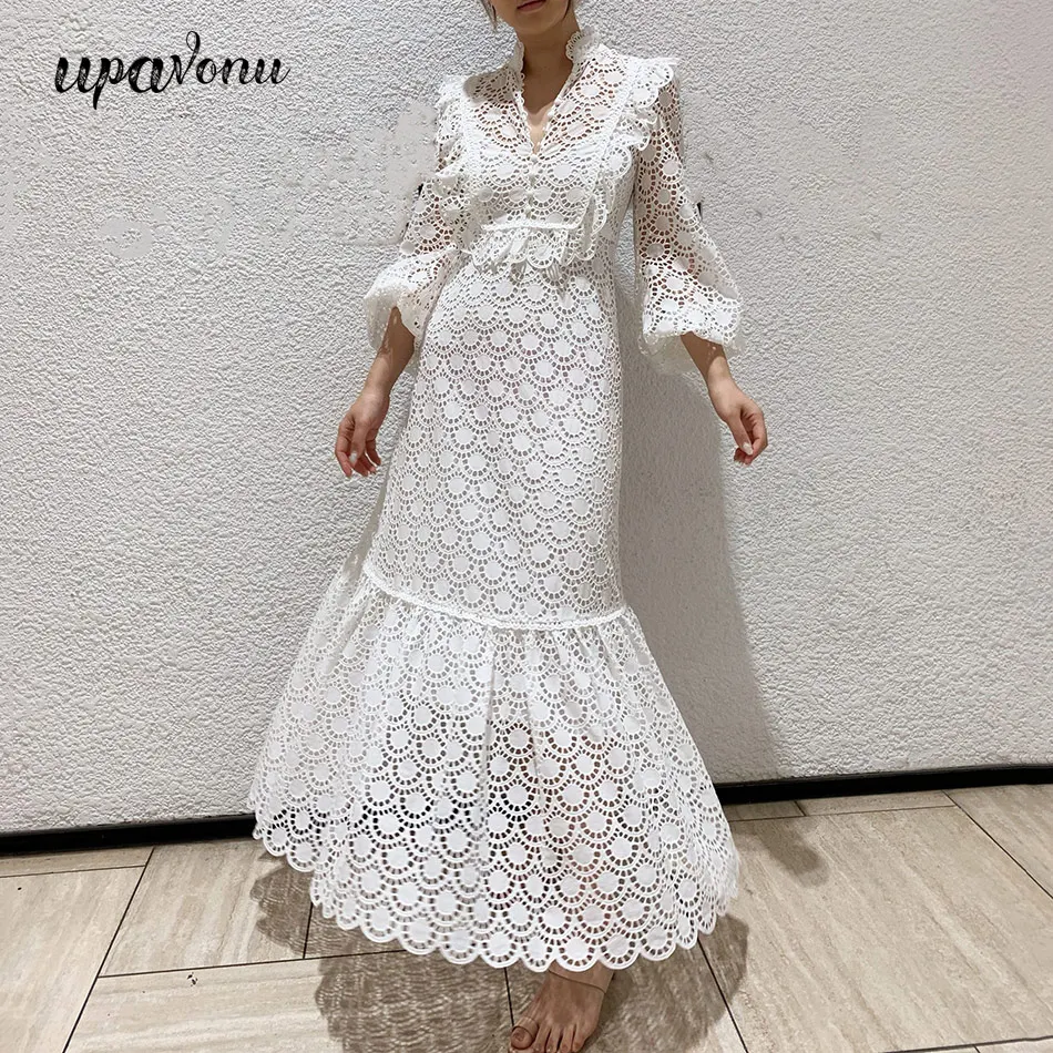 Женское ажурное платье с вышивкой белое вечернее длинное V-образным вырезом