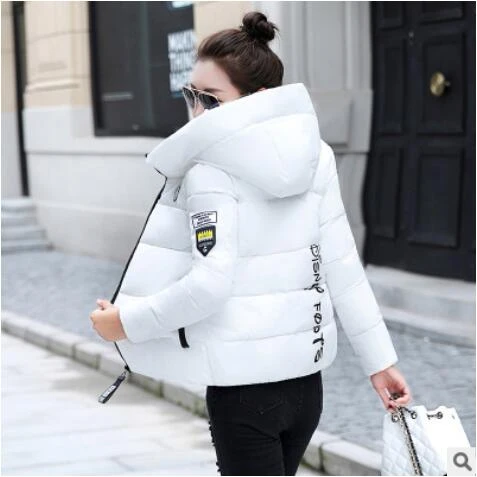 White Новинка года; зимние теплые хлопковые женские короткие куртки с капюшоном - Цвет: White