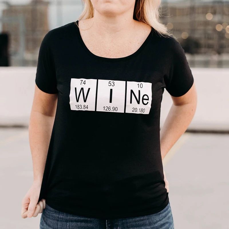 Футболка женская хлопковая с надписью Mom need Wine | Женская одежда