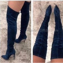 Замшевые сапоги с высоким голенищем; женские облегающие Зимние Сапоги выше колена на тонком высоком каблуке с острым носком; Сапоги на молнии от производителя