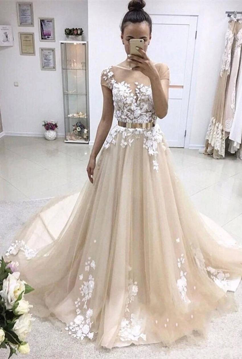 

Latest Short Sleeve Long Champagne Prom Dresses Appliques Lace Button Back Tulle Chapel Train Evening Party Dresses Vestidos