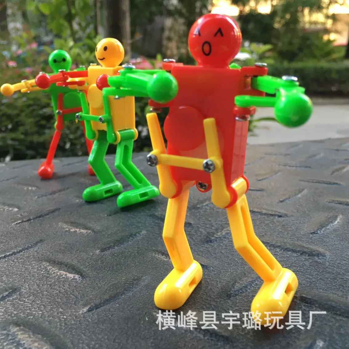 Stall Hot Selling Winding Toy Wind up Robot Spring Robot Torsion Butt Dancing Robot