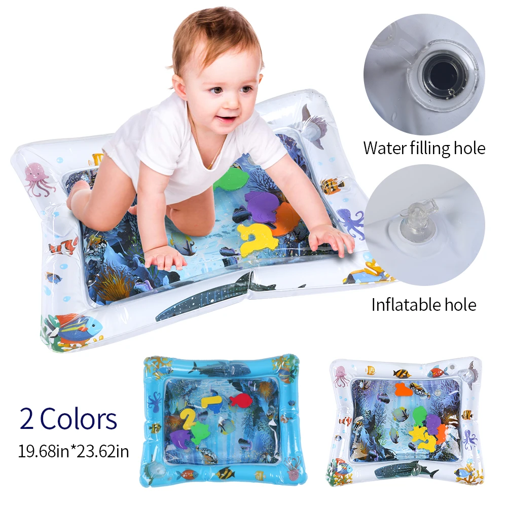 la bebe juega con juguetes de agua