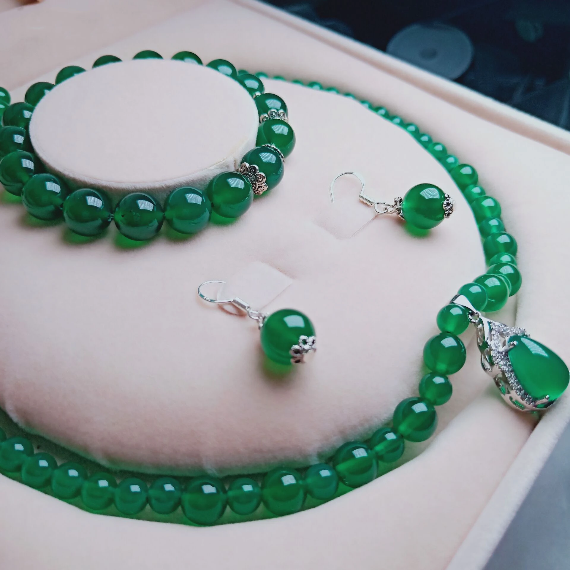 

Natural green agate jade necklace pendant three-piece set of jewelry to send mother elders to bring their own