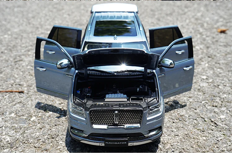 Оригинальная коллекция 1/18 года от дилера Lincoln Navigator (серебристо синий) модель