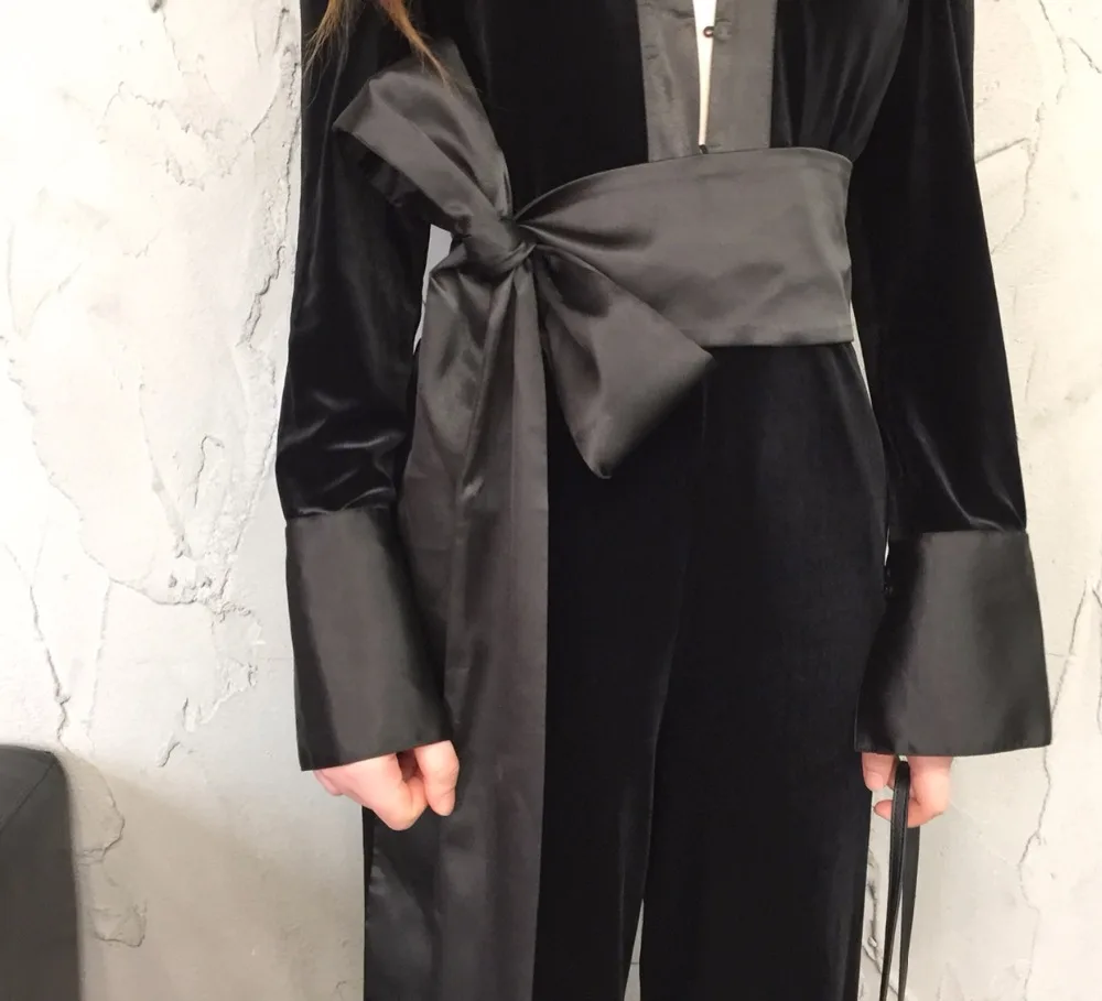 Женский бархатный комбинезон черный облегающий с длинным рукавом и глубоким