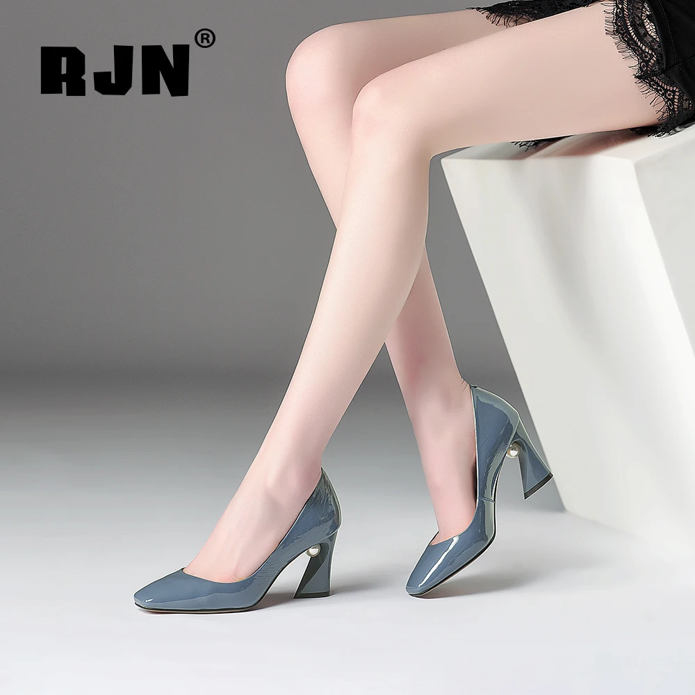 Команде RJN элегантные туфли-лодочки с квадратным носом, украшенные жемчугом Лакированная кожа странный стиль каблука слипоны Модные женские туфли-лодочки для вечерние RO51