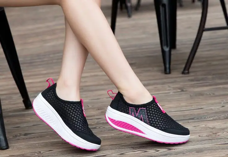 Sapatos para Mulher Malha de ar Tênis Casuais Femininos Confortáveis Esporte Moda Altura Crescente 2021 Respirável Cunhas Balanço 20 Sap. Vulcaniz. Fem.