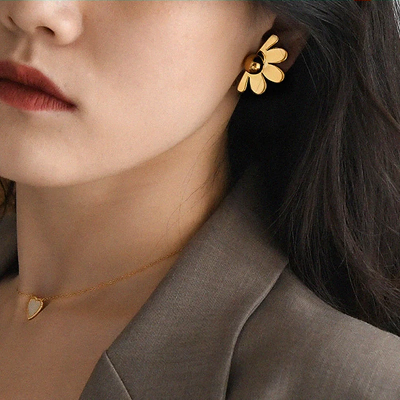 

HUANZHI 2019 New Fan Sector Half Flower Gold Metal Ball Geometric No Piercing Ear Cuff Clip Earrings for Women Girl Party Gift