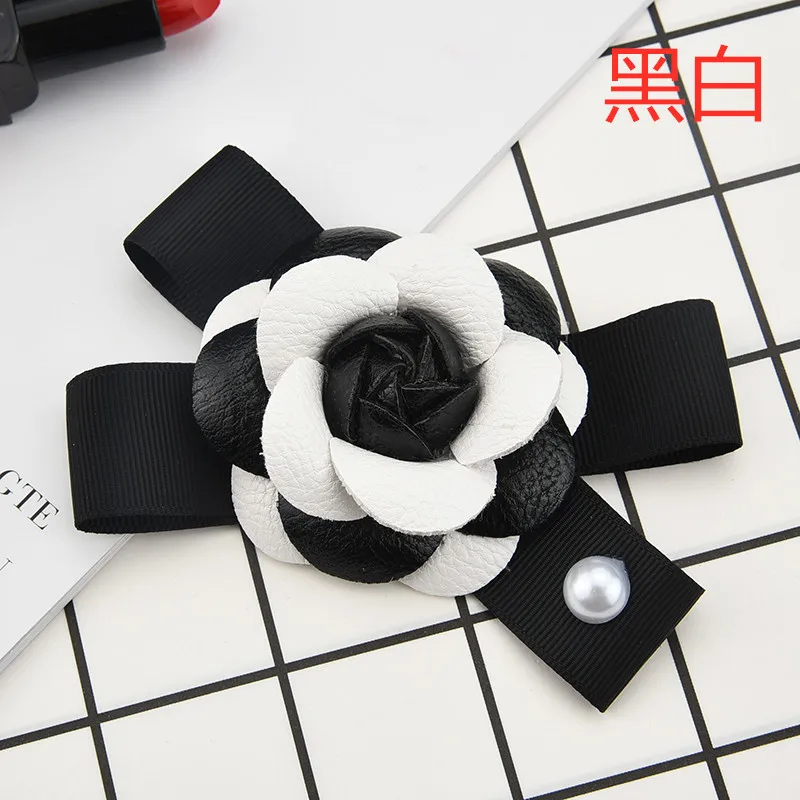 Black white Корейская мода милый романтический кожаный цветок камелии лук брошь ювелирные изделия роскошный Нагрудный значок на булавке сумка с бантом женские аксессуары - Окраска металла: Black white