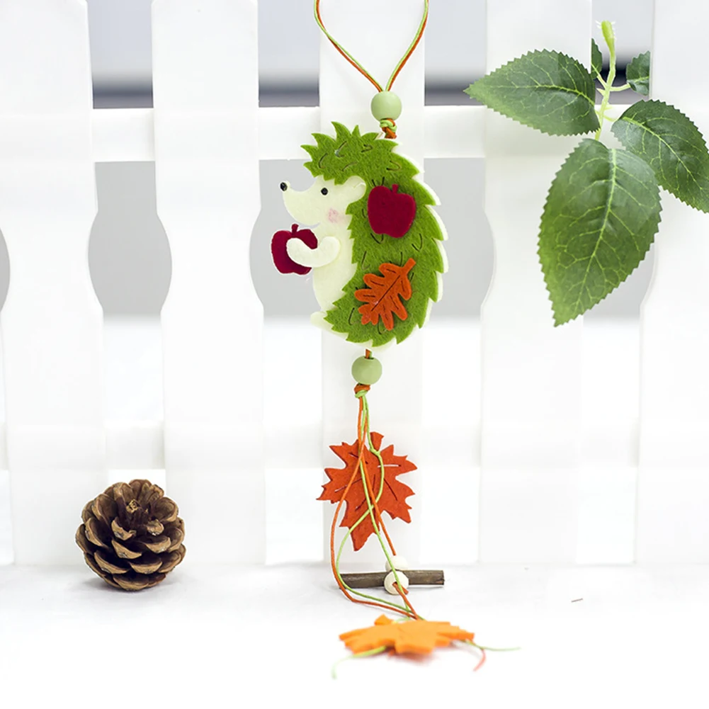 Сад с персонажами из мультфильмов для детей вечерние падение рождественские