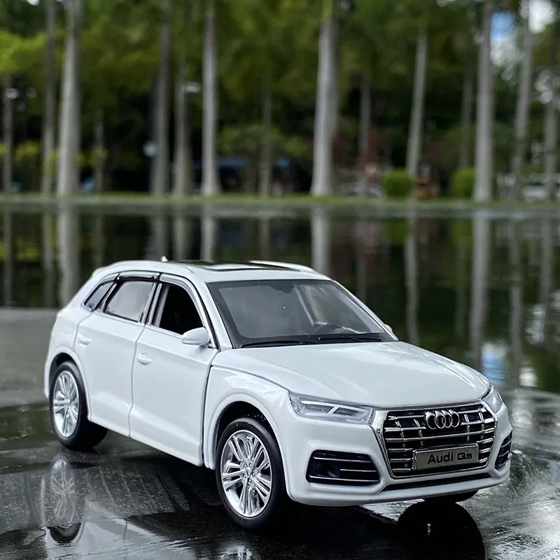 1:32 AUDI Q5 SUV Alloy Car Model Diecast & Toy Vehicles Metal Toy Car Model High Simulation Sound Light Collection Kids Toy Gift 3
