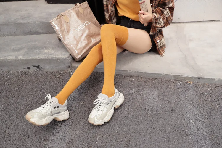 Женские осенне-зимние силиконовые Нескользящие гольфы, женские высокие носки в японском стиле, чистый черный цвет, противоскользящие носки до бедер(SO02