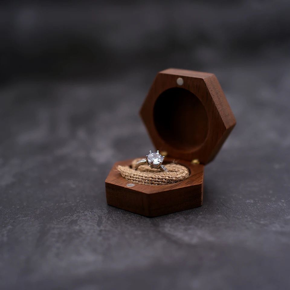 Scatola per anelli in legno con incisione a scelta, motivo: contorno con fiori, personalizzabile, a forma di cuore, inserto rosso, portagioie in vero legno, coppia, San Valentino, anniversario, amore