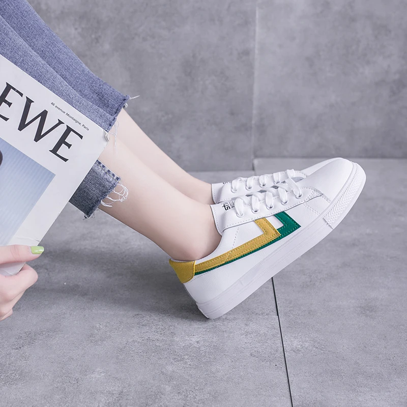 

2019 autumn new female small white shoes board shoes students Korean wild white shoes street shooting flat shoes women
