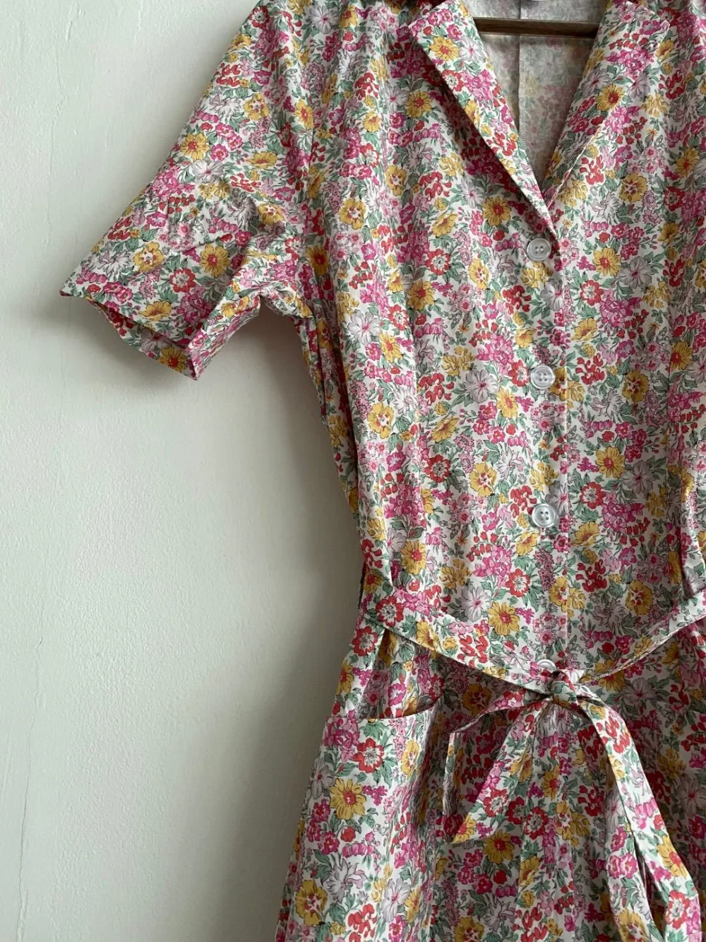2020 New Floral Women Dress V-nevk Short Sleeve Single-breasted Double Pockets Knee-length Dresses Holiday With Sashes Sundress 2020 New Floral Women Dress V-nevk Short Sleeve Single-breasted Double Pockets Knee-length Dresses Holiday With Sashes Sundress