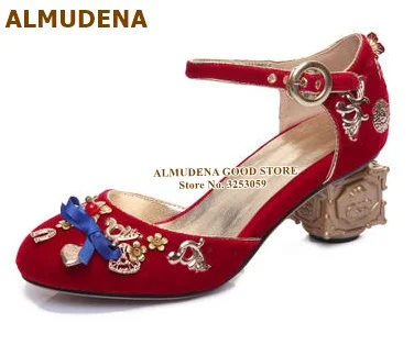 as picture ALMUDENA; дизайнерские бархатные свадебные туфли на каблуке с металлическими украшениями; модельные туфли-лодочки золотистого цвета на не сужающемся книзу массивном каблуке в стиле ретро, Украшенные бусинами; цвет красный, розовый - Цвет: as picture
