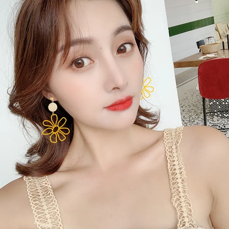 

Korean Personality Wood Pearl Retro Long Asymmetric Earrings Hollow Daisy Yellow Flower Personality Earrings Fashion Jewelry