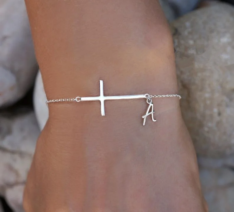 Lateral cruzado brazalete con inicial delicada-pulsera inicial en plateado
