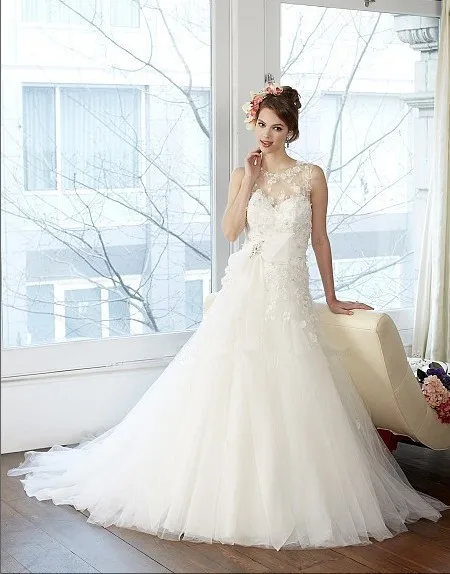 

full A-line tulle gown schiffli lace appliques sweetheart illusion detachable crystal sash hand-made bow wedding dress