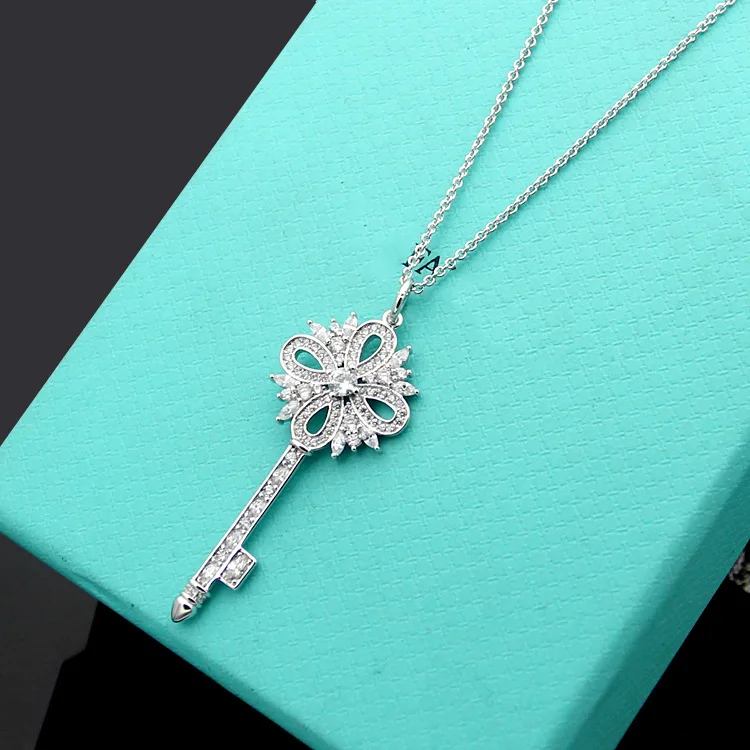

Factory price T letter snowflake key full drill Necklace Ms. Yajin version of Chinese knot key medium and long sweater chain