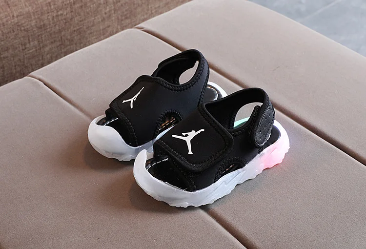 LED босоножки Girls Sandals 2021 New Summer Boys Beach Shoes Children Baby Cruella Non-slip Popular Breathable and Refreshing