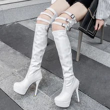 Новинка; модные ботфорты выше колена; высокие сапоги с острым носком на тонком каблуке; сезон осень-зима; однотонная обувь с пряжкой