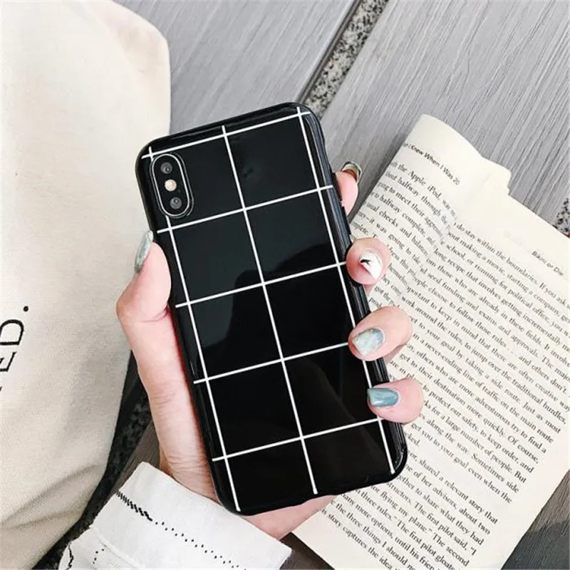 

Suitable for iPhone 6,6 Plus,6s,6s Plus,7,7 Plus,8,8 Plus,X,XR,XS MAX,XS Simple British Black and White Plaid Case
