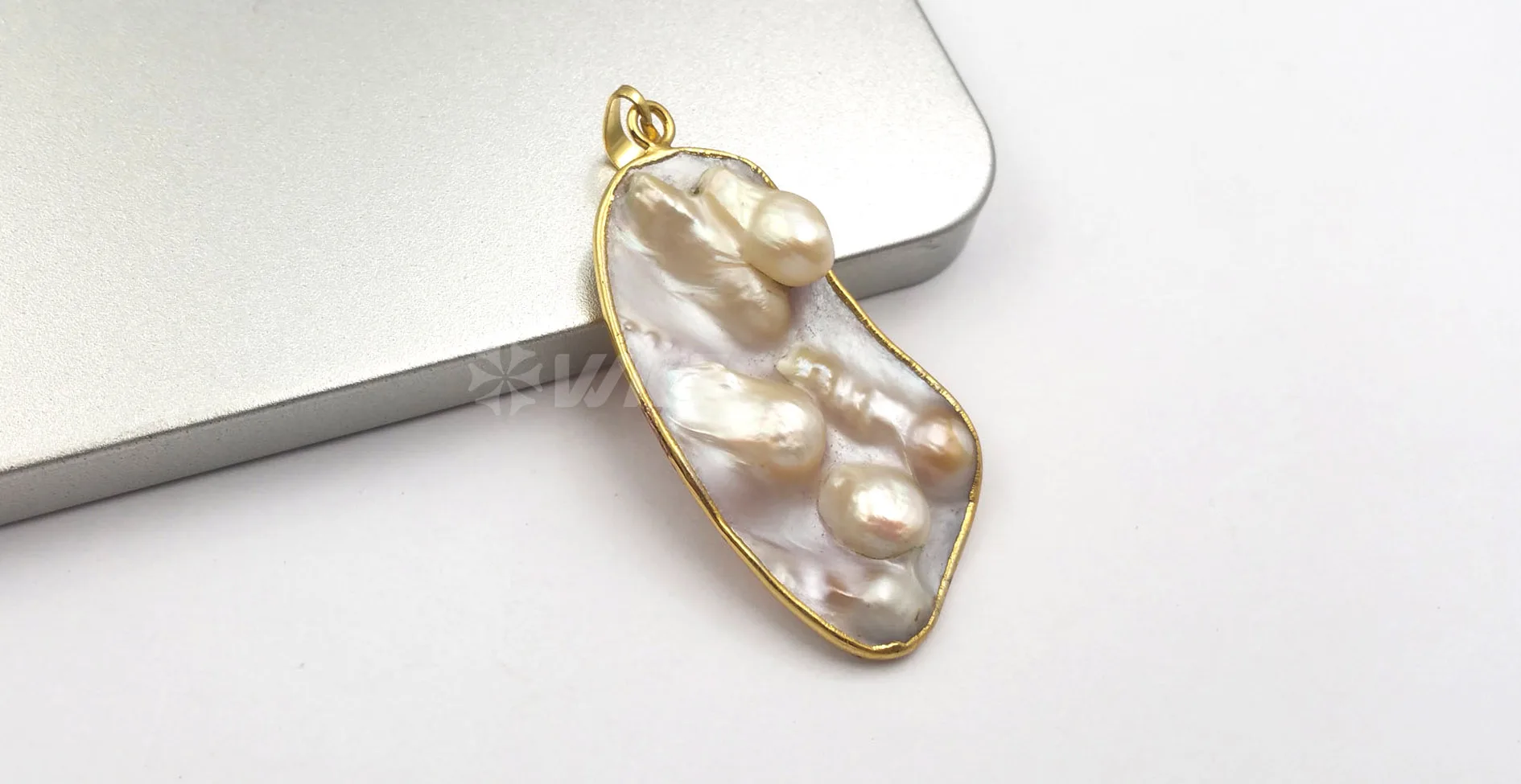 WT-JP159 new arrival! carved round irregular natural mother of pearl Pendant with gold electroplated women Necklace Connector
