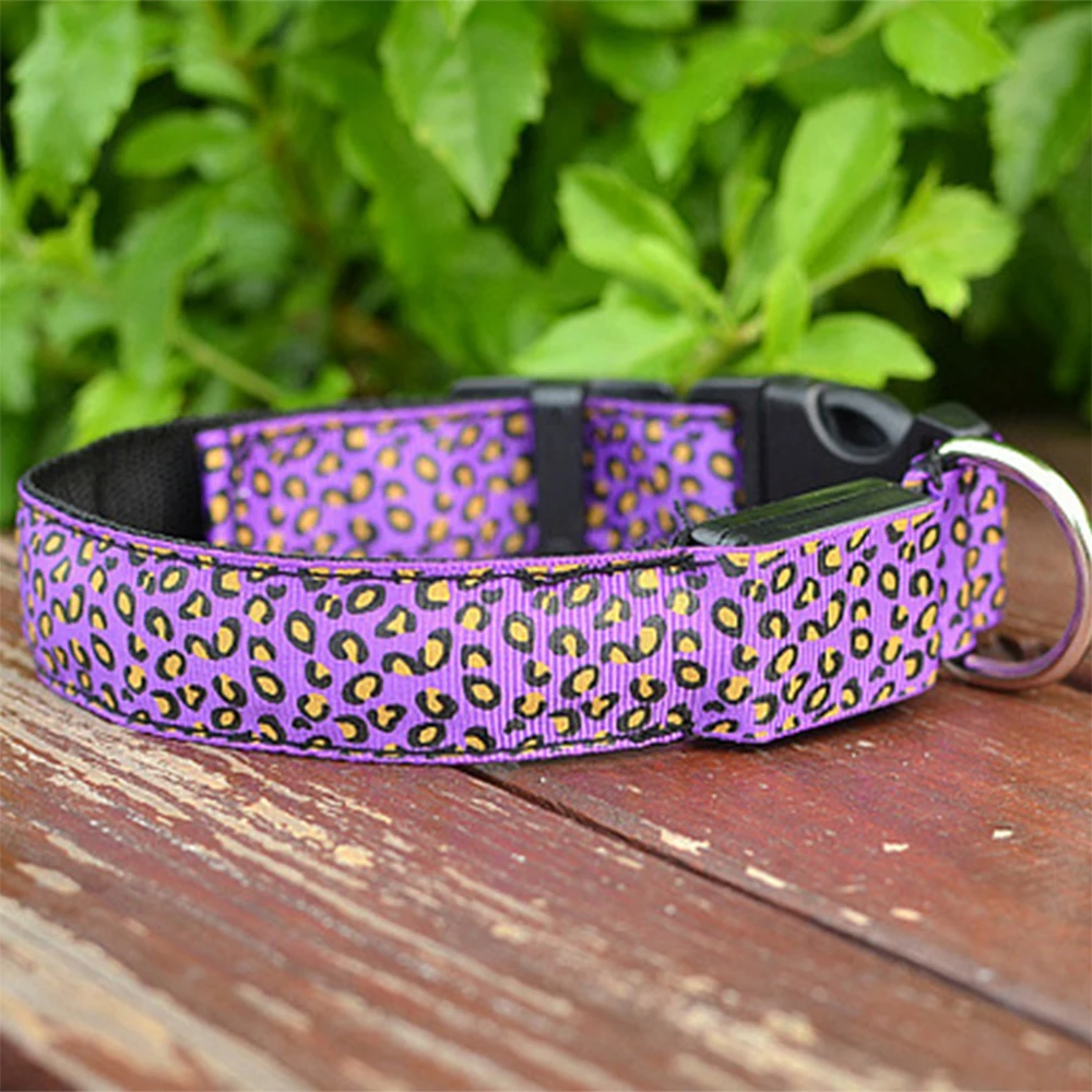 Purple Светодиодный ошейник для собак, мигающий в темноте, 3 режима освещения, безопасный регулируемый нейлоновый леопардовый Ошейник для питомцев, светящиеся аксессуары для питомцев, хит - Цвет: Purple