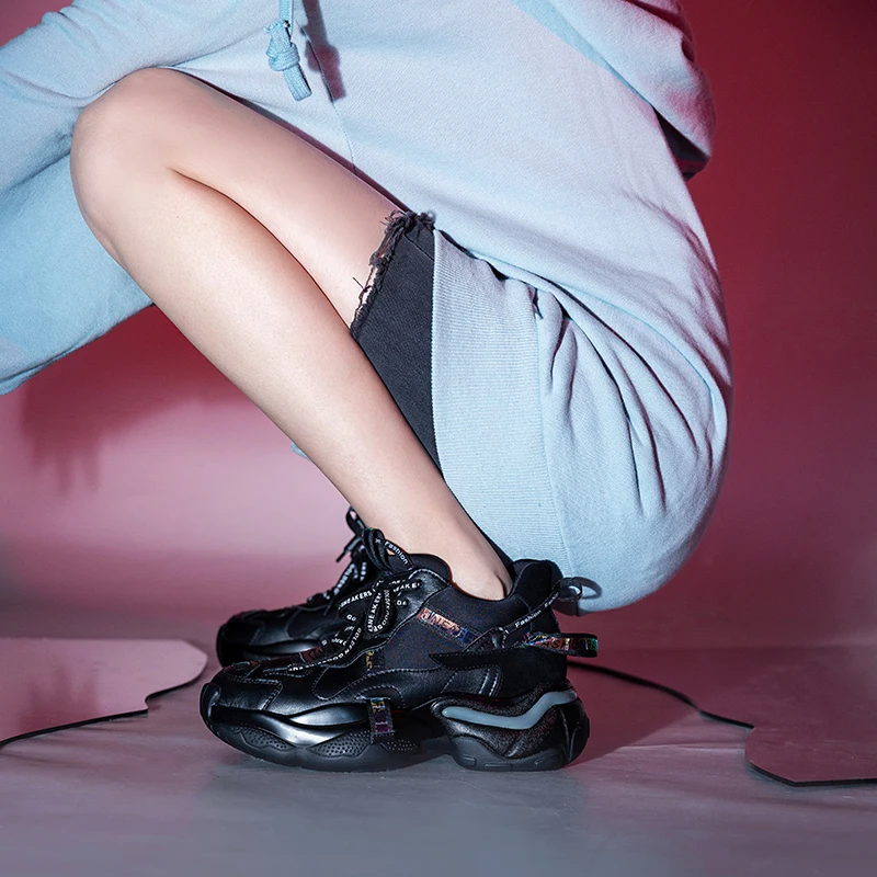 Женские лазерные блестящие кроссовки из натуральной кожи на платформе; дышащие вечерние туфли для ночного клуба в уличном стиле; Дизайнерские повседневные туфли