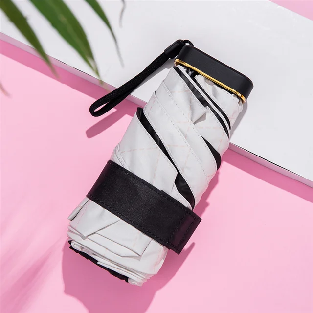 햇빛에 타지 않고 세련된 스타일을 유지하는 컴팩트하고 스타일리시한 자외선 차단 우산