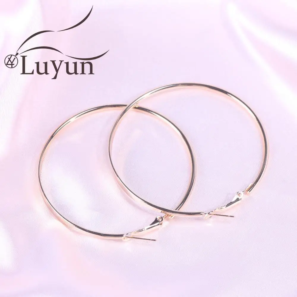 

Luyun Golden Silver Push-back Irregular Symmetry Metal Earrings For Women Gift Fashion Jewelry Studs Earring