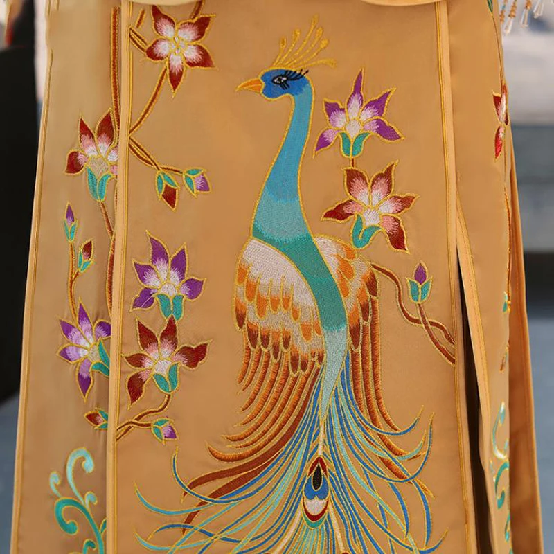 High-Quality-Peacock-Embroider-Bride-Qipao-Chinese-Traditional-Wedding-Cheongsam-With-Big-Trailing-Oriental-Element-Wedding (5)