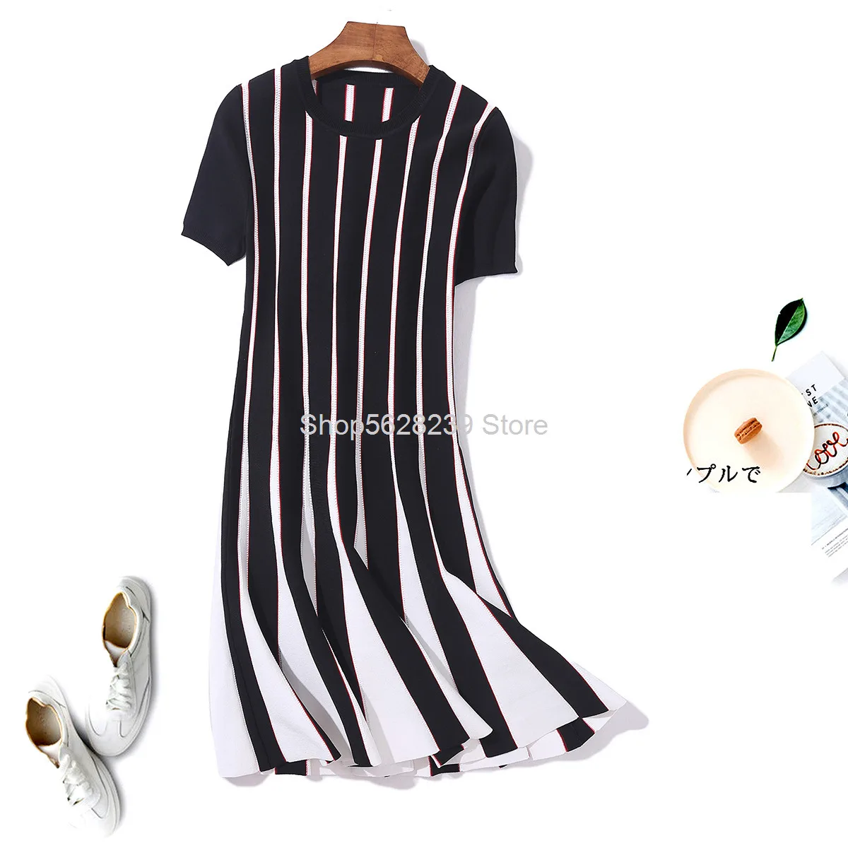 

2020 Season French Short Sleeve Temperament Elegant Knitting Dress Waist Slimming Black And White Stripes A Word Skirt